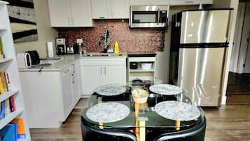 Réfrigérateur, micro-ondes, four, plaque de cuisson