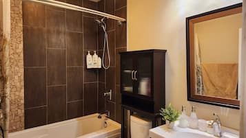 SĂšche-cheveux, serviettes fournies, savon, shampoing