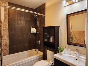 Secadora de cabello, toallas, jabón, shampoo 