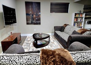 Smart TV, libros y monitor de computadora 