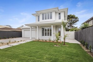 Exterior - Blairgowrie Beach House - moments to sand & sun (Blairgowrie)