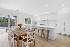 Dining - Blairgowrie Beach House - moments to sand & sun (Blairgowrie)