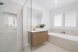 Bathroom - Blairgowrie Beach House - moments to sand & sun (Blairgowrie)