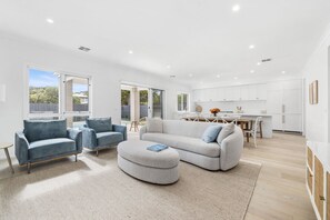 TV, fireplace - Blairgowrie Beach House - moments to sand & sun (Blairgowrie)