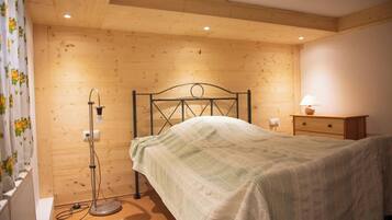 4 bedrooms, WiFi, bed sheets