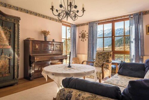 Your family/friends vacation: Quiet, mountain view, 155sqm house and large garden