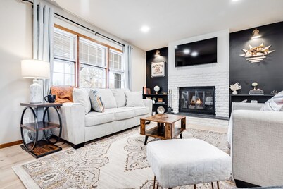 Terminal 23 Lounge. Gorgeous Remodeled 5 bedroom Home in Hutchinson