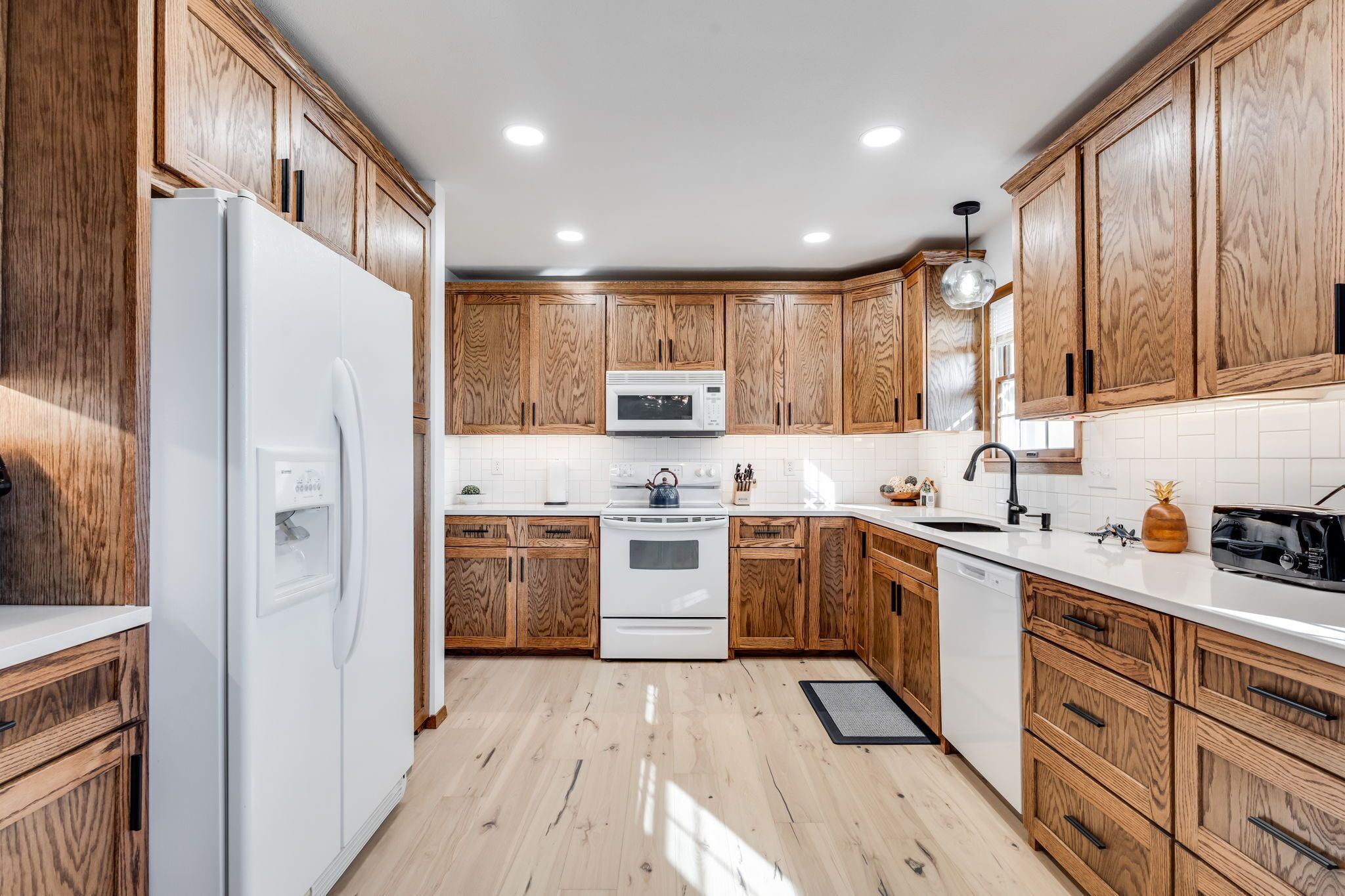 Microondas, horno, placa de cocina y lavavajillas