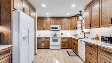 Micro-ondes, four, plaque de cuisson, lave-vaisselle