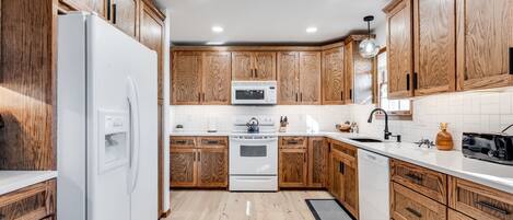 Microondas, horno, placa de cocina y lavavajillas