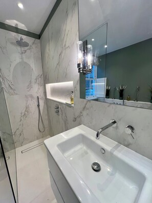 Shower, hair dryer, towels, soap - Central Kensington - Luxury Family Townhouse (London)