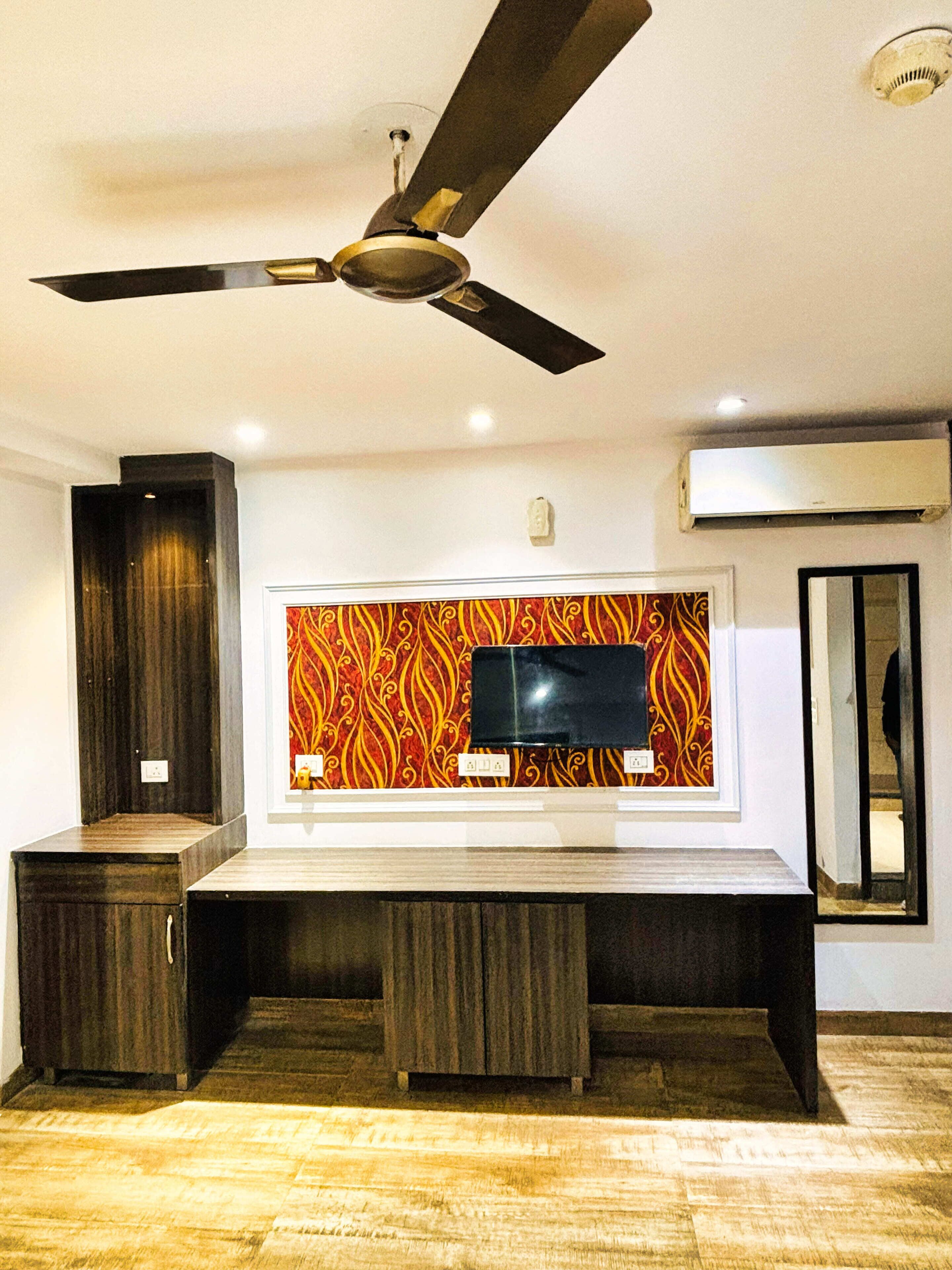 Desk, laptop workspace, free WiFi