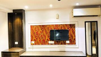 Desk, laptop workspace, free WiFi