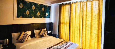Deluxe Double Room | Desk, laptop workspace, free WiFi, individually furnished