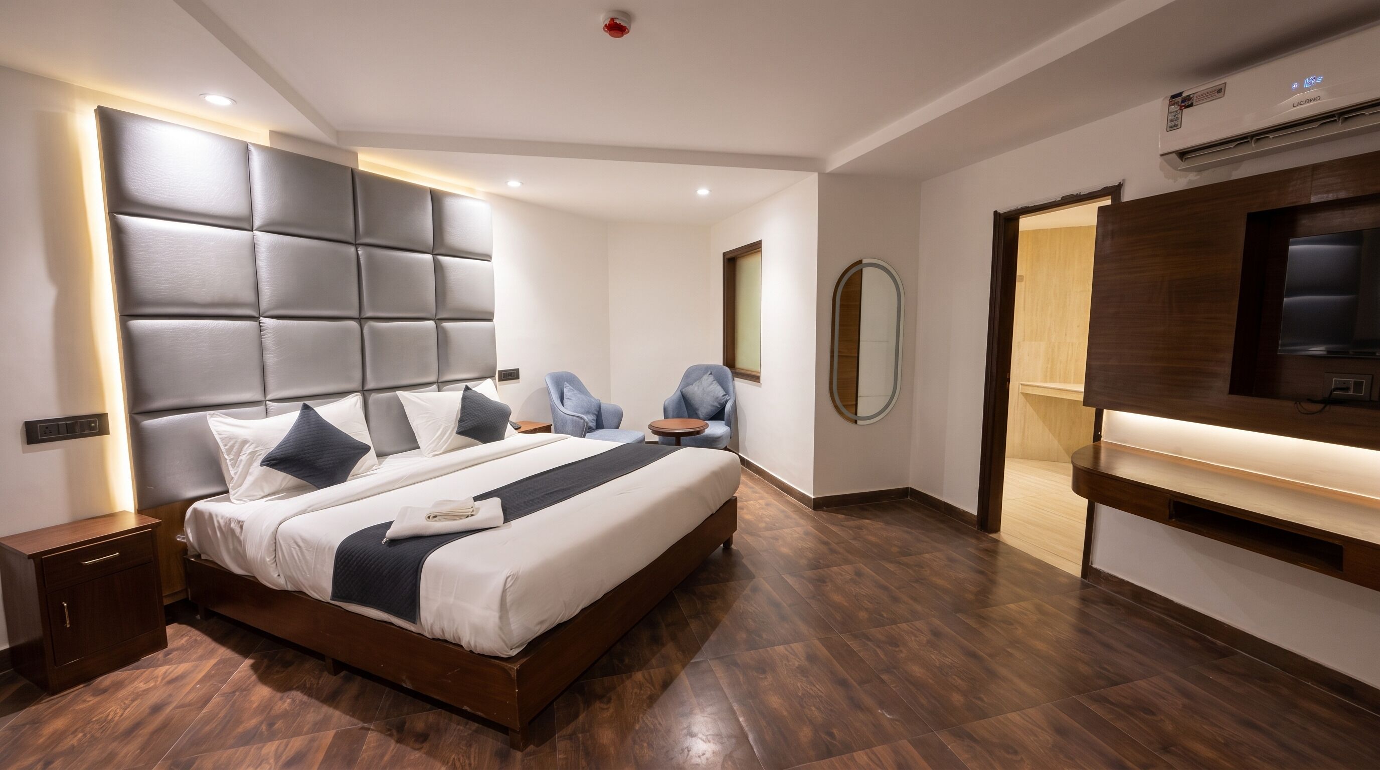Deluxe Double Room | Desk, laptop workspace, blackout drapes, soundproofing