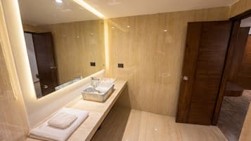 Deluxe Double Room | Bathroom | Shower, free toiletries, hair dryer (on request), bidet