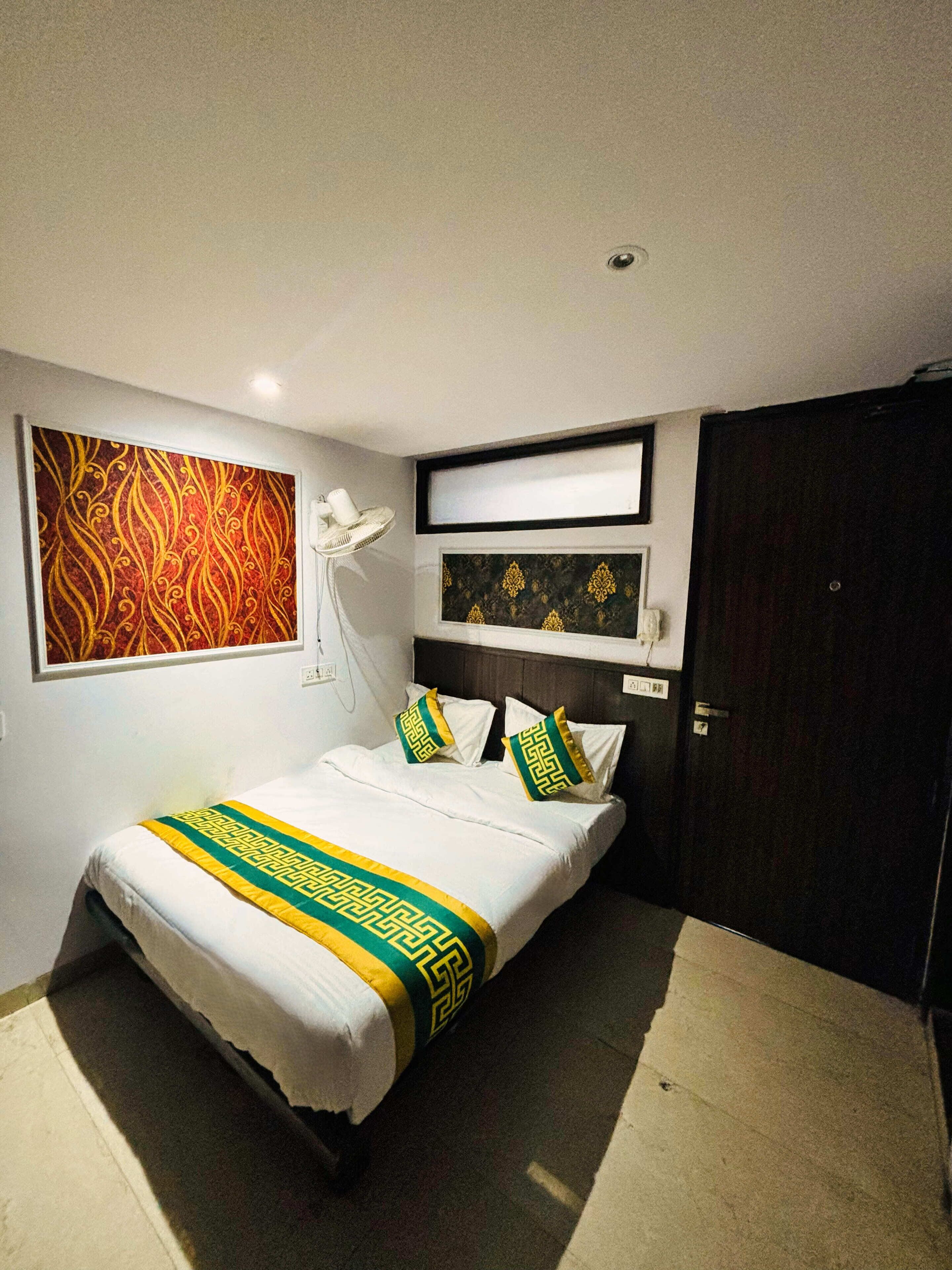 Klassieke tweepersoonskamer | Een bureau, een laptopwerkplek, gratis wifi