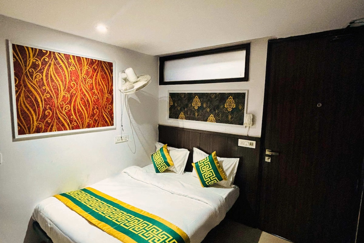 Klassieke tweepersoonskamer | Een bureau, een laptopwerkplek, gratis wifi