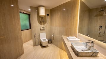Deluxe Double Room | Bathroom | Shower, free toiletries, hair dryer (on request), bidet