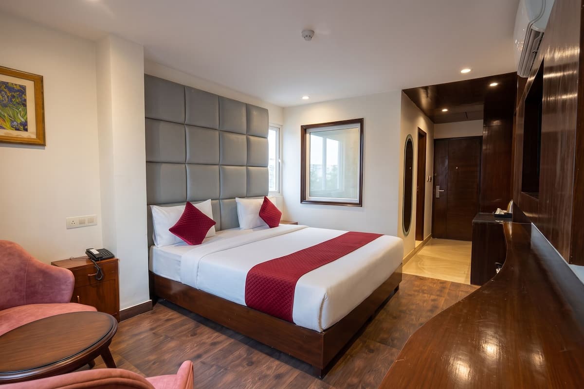 Deluxe Double Room | Desk, laptop workspace, blackout drapes, soundproofing