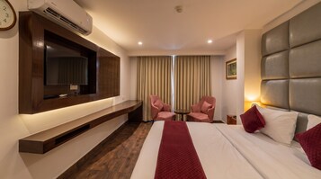Deluxe Tek Büyük Yataklı Oda | Masa, dizüstü bilgisayar çalışma alanı, güneşlik/perde, ses yalıtımı