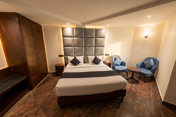 Habitación doble Deluxe | Escritorio, espacio para trabajar con laptop y cortinas blackout