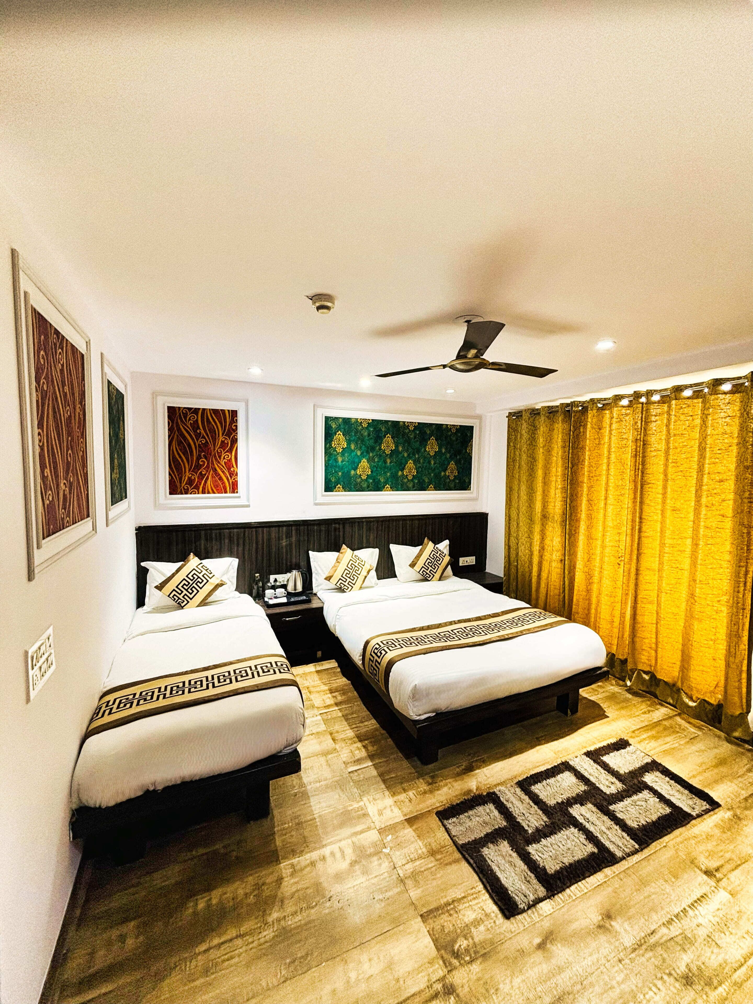 Deluxe driepersoonskamer | Een bureau, een laptopwerkplek, gratis wifi