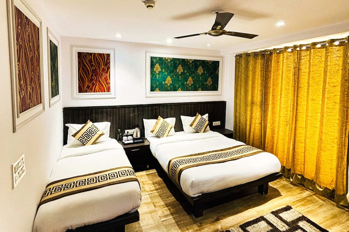 Deluxe driepersoonskamer | Een bureau, een laptopwerkplek, gratis wifi