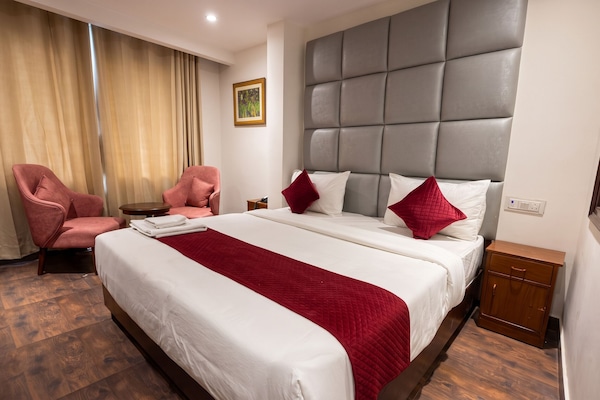 Habitación doble Deluxe | Escritorio, espacio para trabajar con laptop y cortinas blackout