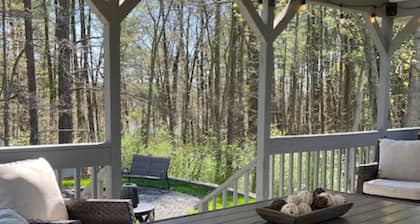 Tall Timbers Retreat. 3 bed 2 bath Cottage & Guest House at Seneca Lake