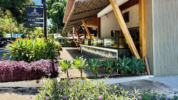 A commercial building with a thatched roof and a sign for Plaza Munay. - New studio in awesome Dominical walk to the beach in center of town, security AC (Dominical)