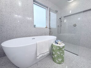 Secadora de cabello, toallas, shampoo, papel de baño 