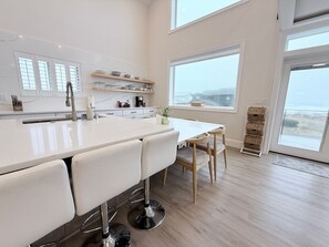 Fridge, oven, stovetop, dishwasher - Winter Discount Ocean Views, Sauna, Nintendo (Westport)