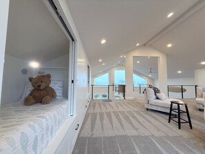 4 bedrooms, WiFi, bed sheets - Winter Discount Ocean Views, Sauna, Nintendo (Westport)