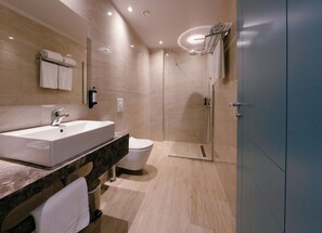 Kamar Double Deluks, pemandangan kota | Kamar mandi | Shower, perlengkapan mandi gratis, pengering rambut, dan jubah mandi