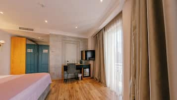 Deluxe tweepersoonskamer, uitzicht op stad | Een kluis op de kamer, een bureau, verduisterende gordijnen, gratis wifi