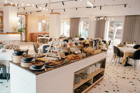 Desayuno buffet incluido todos los días . Moenia Boutique Hotel