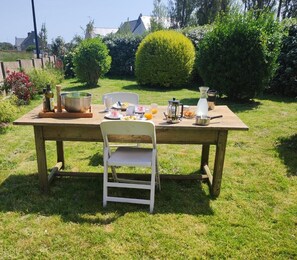 Outdoor dining - Surfing and hiking in Bigouden (Plovan)