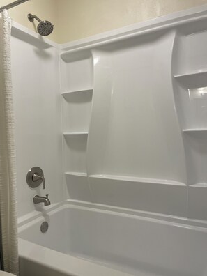 Haartrockner, Handtücher, Seife, Toilettenpapier
