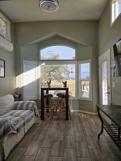 Rural Lincoln Tiny House - country feel with fast freeway access