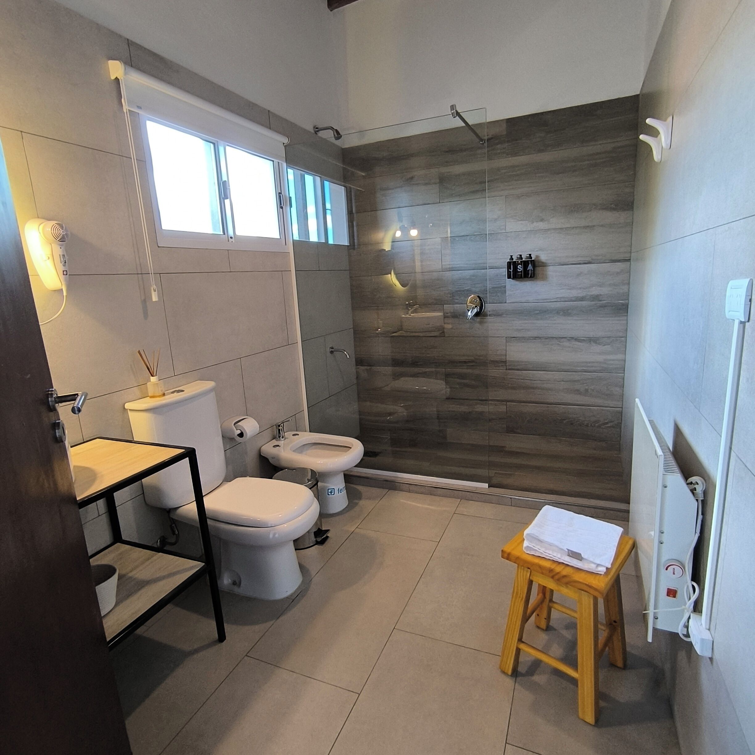 Sèche-cheveux, bidet, serviettes fournies, savon