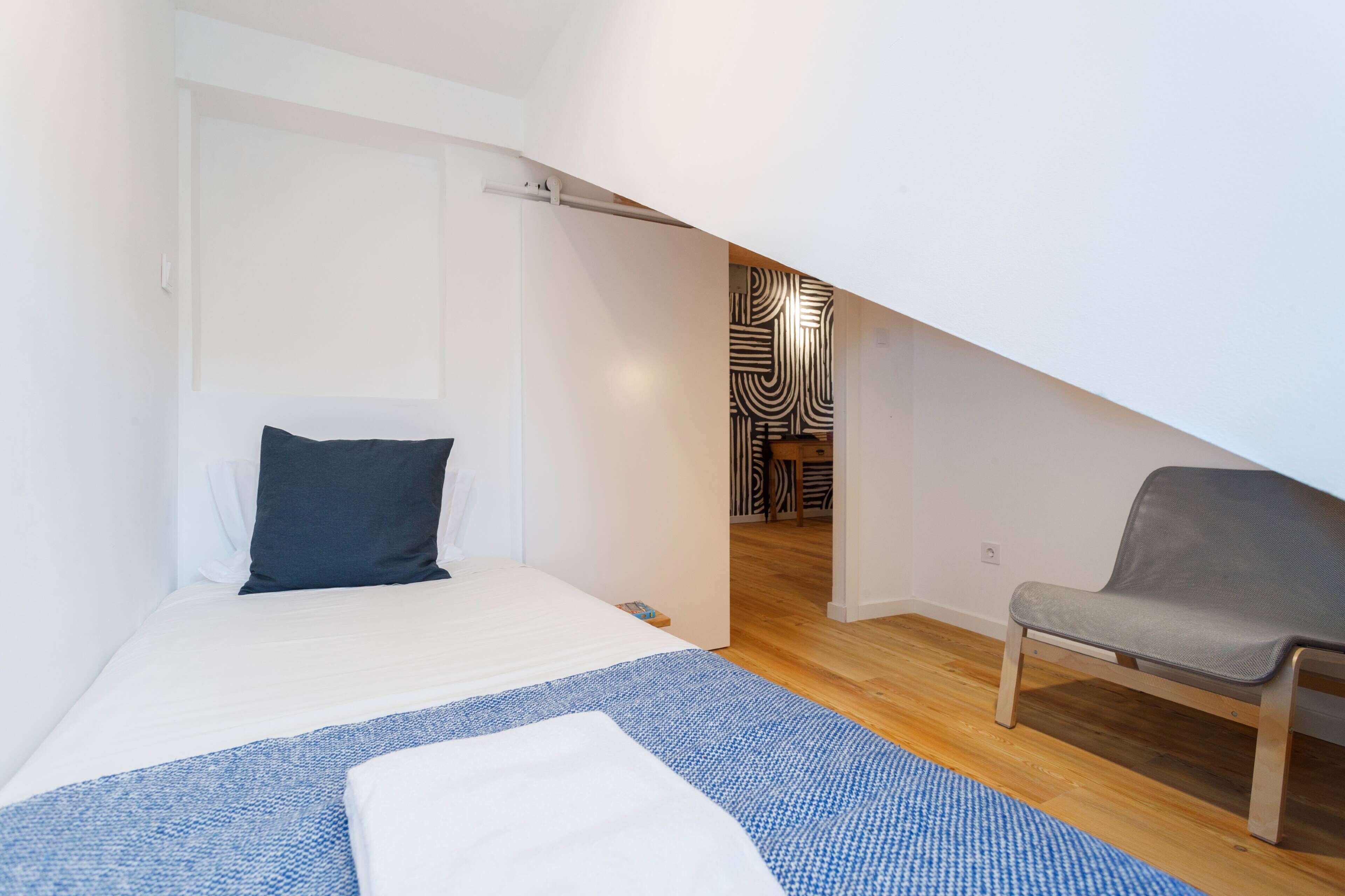 Iron/ironing board, internet, bed sheets
