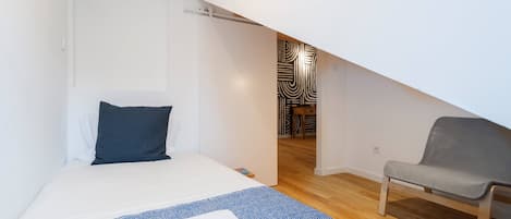 Iron/ironing board, internet, bed sheets