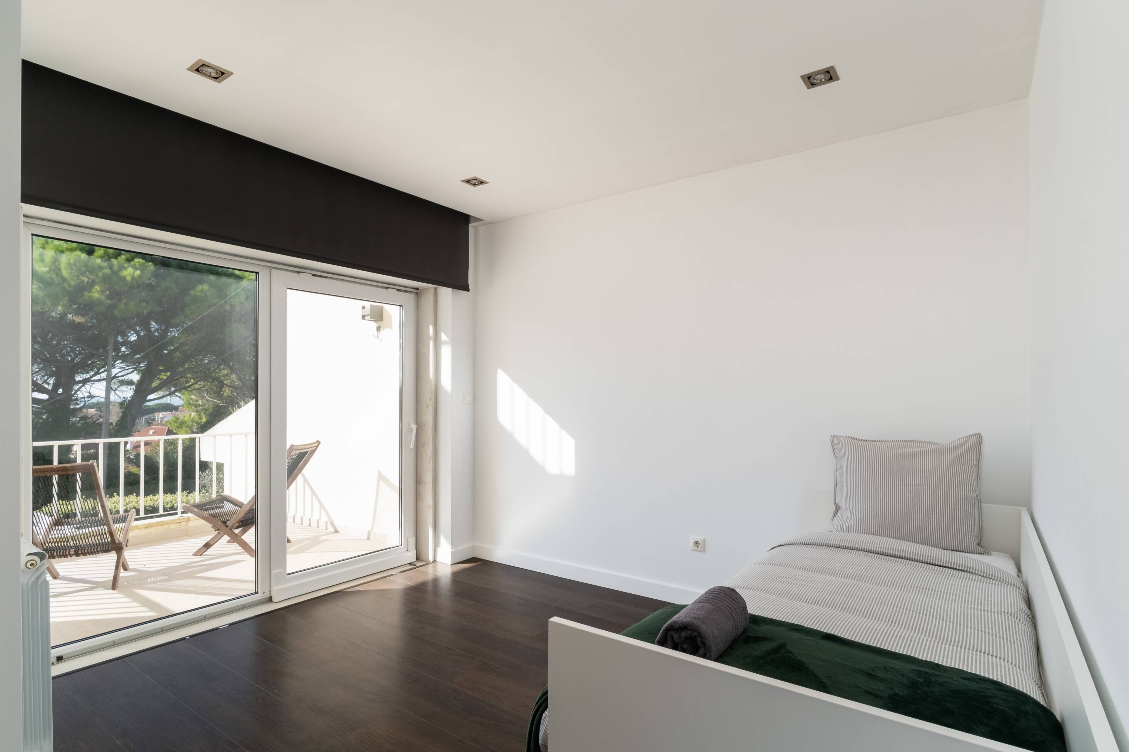 Iron/ironing board, Internet, bed sheets