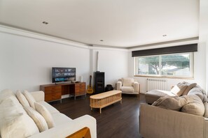 TV - São Pedro Beach Villa (Cascais)