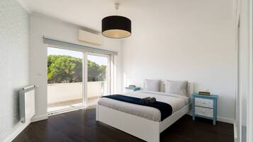 Strykjärn/strykbräda, internet och sängkläder