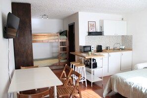 1 slaapkamer, een strijkplank/strijkijzer, gratis wifi