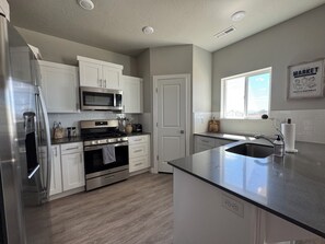 Een magnetron, een oven, een kookplaat, een vaatwasser