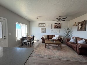 Een televisie en een open haard