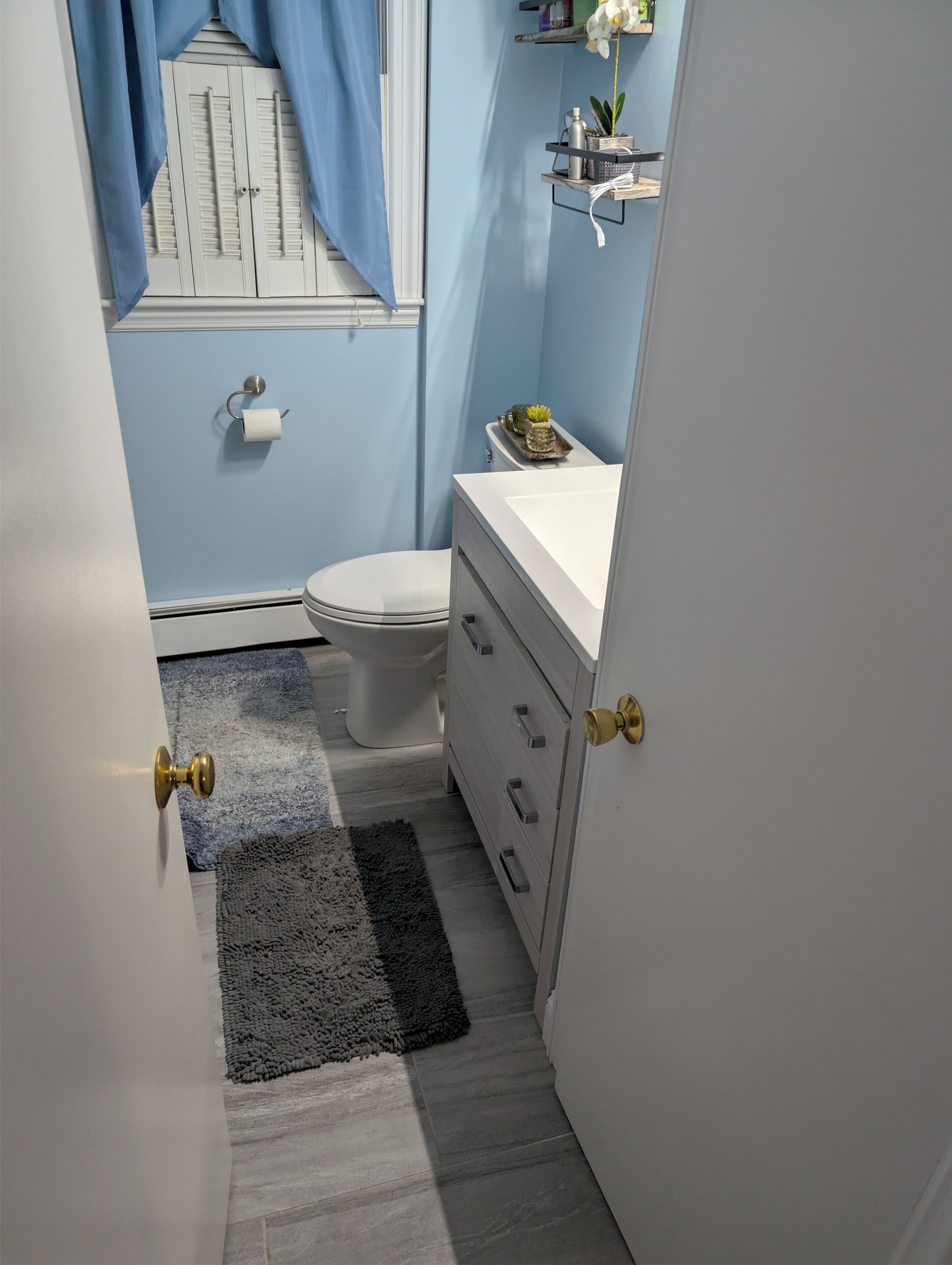 Sèche-cheveux, serviettes fournies, savon, papier toilette